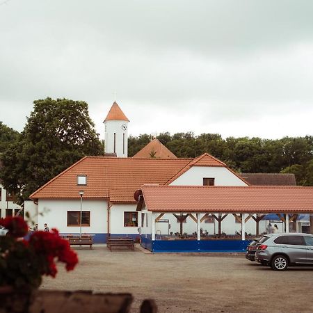 Louka  Cechuv Dvur酒店 外观 照片